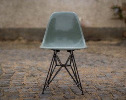 Ray and Charles Eames Fiberglas Stuehle