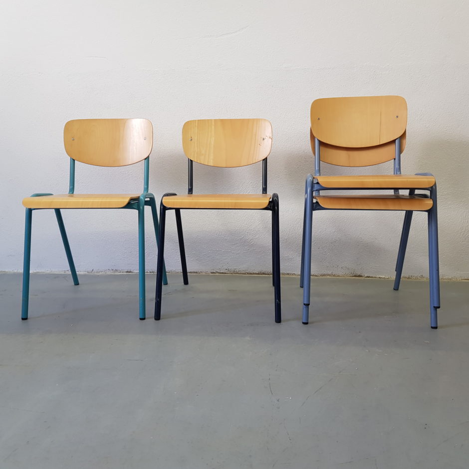Bunte Stühle aus Stahlrohr und Holz